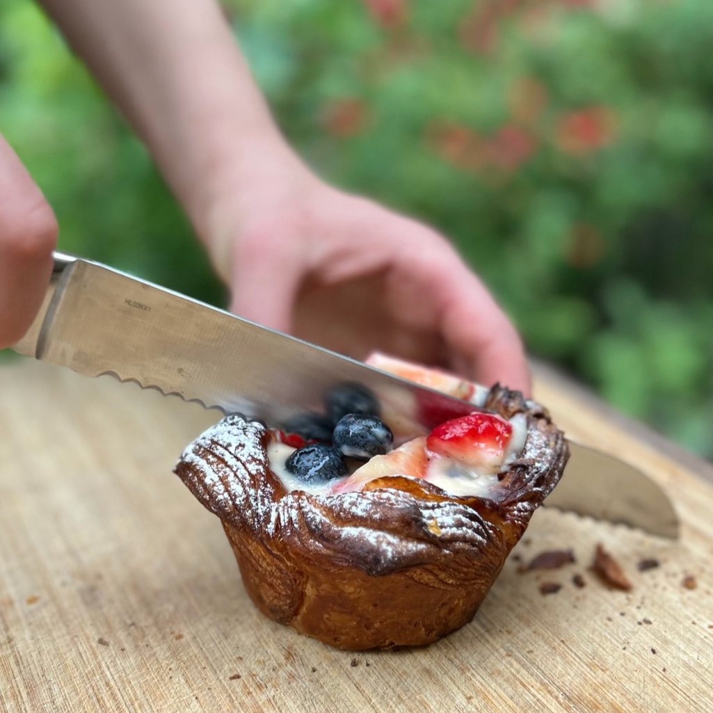 Pompernikkel-viennoiserie-custard-fruits-cutting